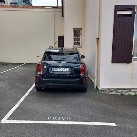 Centre - Spacieux - Calme - Chic Et Cosy - Parking شقة